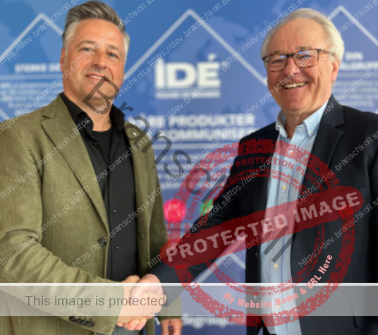 Jan Facius och Lasse Lauritzen skakar hand efter att IDÈ förvärvat B Conzept och därmed kraftigt ökar sin närvaro på den danska marknaden.