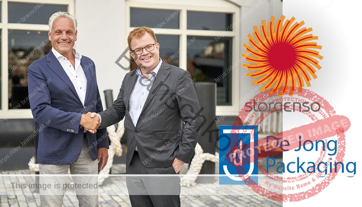 Henk de Jong, ägare till De Jong Packaging tar i hand med David Ekberg, EVP Packaging Solutions division på Stora Enso.