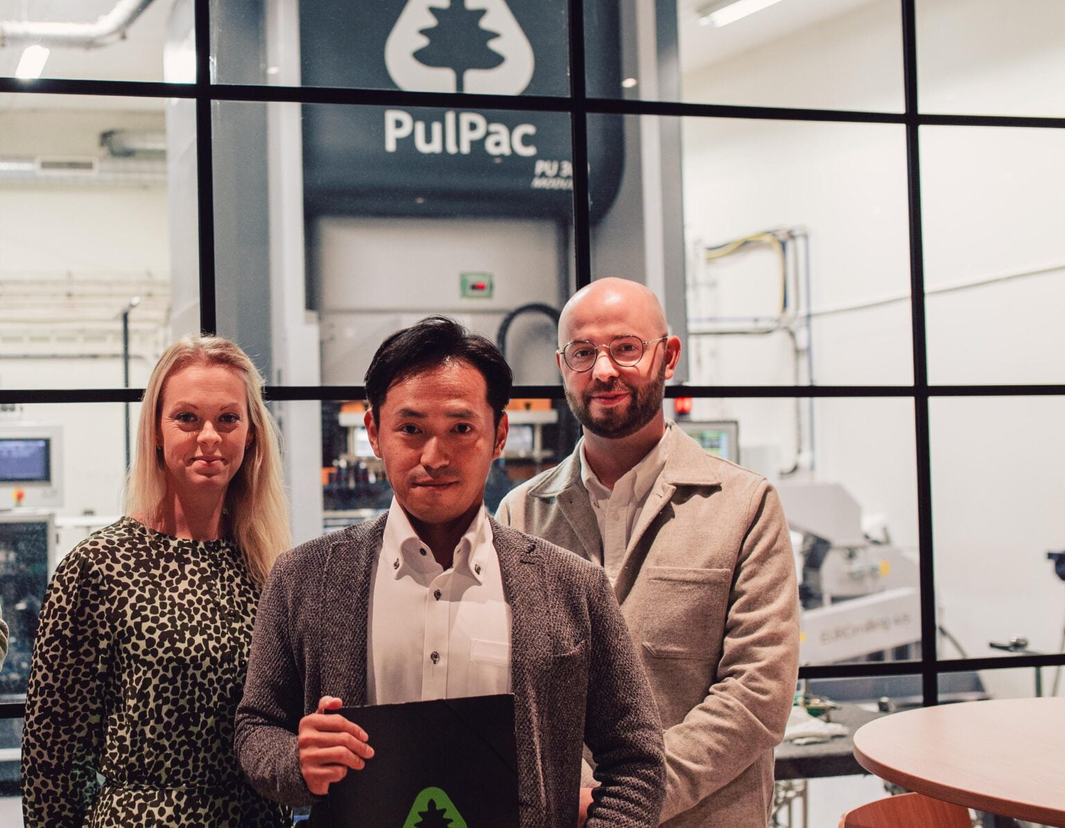 Sanna Fager och Linus Larsson från Pulpac och Takehiro Ishihara Nippon Molding