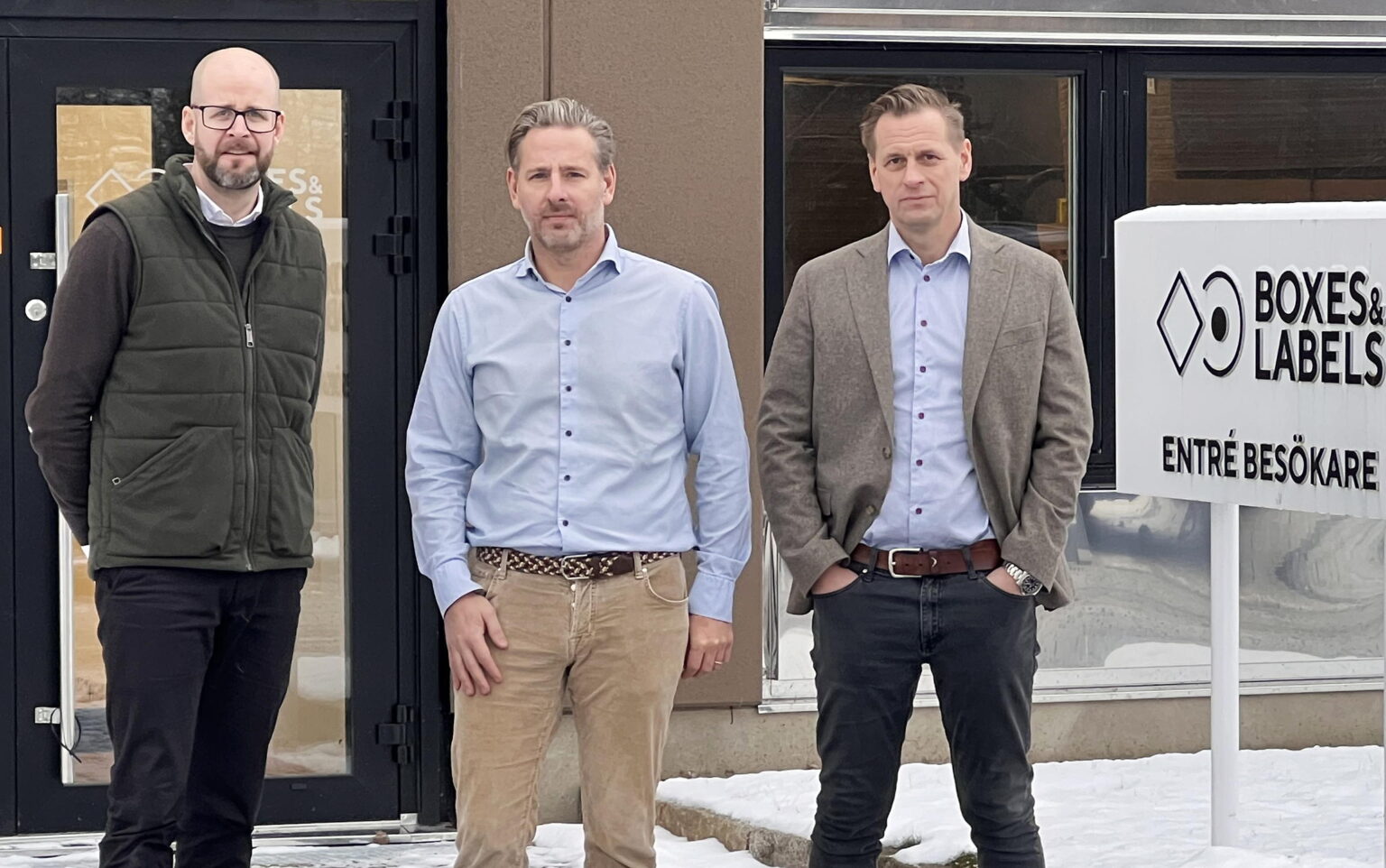 Från vänster: Anders Wulff, teamledare för etiketter och flexibel förpackningar, Visutech; Dennis Artursson, vd, Boxes & Labels och Kalle Järnfors, produktionschef, Boxes & Labels.